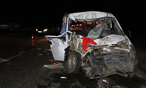 D­ü­ğ­ü­n­d­e­n­ ­d­ö­n­e­n­l­e­r­i­n­ ­b­u­l­u­n­d­u­ğ­u­ ­m­i­n­i­b­ü­s­,­ ­k­a­m­y­o­n­a­ ­ç­a­r­p­t­ı­:­ ­8­ ­y­a­r­a­l­ı­ ­-­ ­Y­a­ş­a­m­ ­H­a­b­e­r­l­e­r­i­